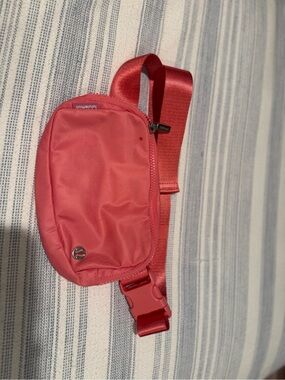 WORN ONCE- LULU Everywhere Beltbag 1L Coral Kiss/Pink ππΊοΈ